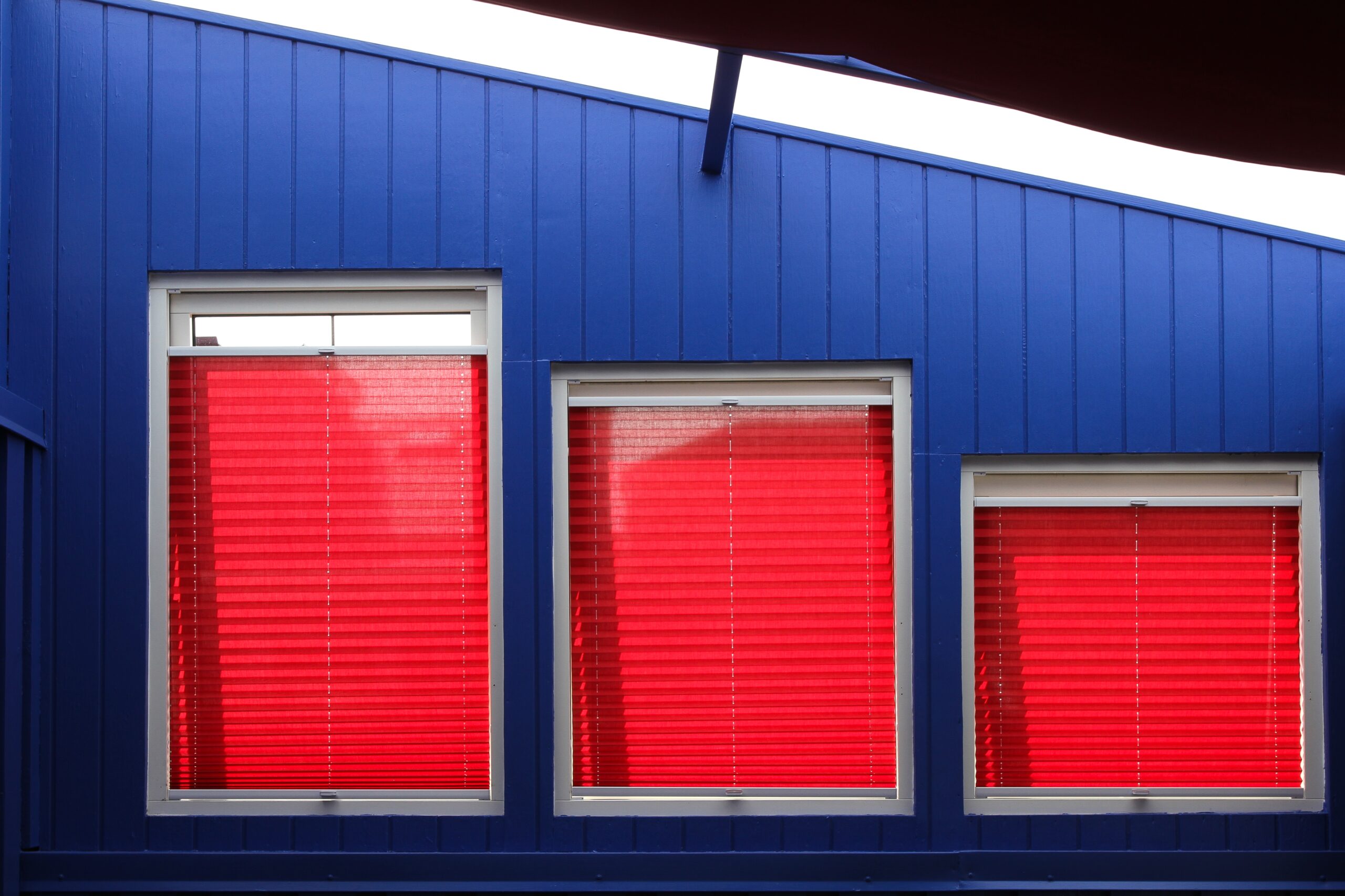 home-interior-design-daring-with-bright-red-blind-2024-10-18-03-38-38-utc